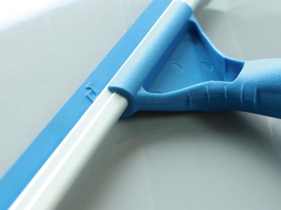 風雨過後,CT輕巧型玻璃刮幫你清理窗上的灰塵、水垢 風雨過後,CT輕巧型玻璃刮幫你清理窗上的灰塵、水垢