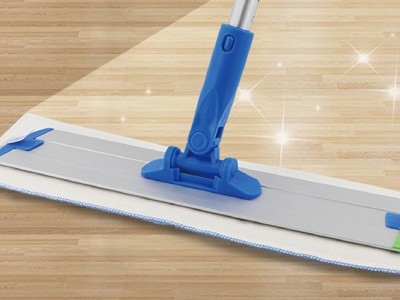 小孩總愛地上爬, 用乾濕兩用平推地拖,就可放心他們隨便玩 小孩總愛地上爬, 用乾濕兩用平推地拖,就可放心他們隨便玩