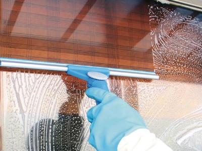 清潔玻璃門窗時,用調向玻璃刮頭,可以靈活清潔各種角位 清潔玻璃門窗時,用調向玻璃刮頭,可以靈活清潔各種角位