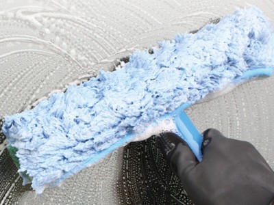 一噴一抹,鏡面即時潔淨。 一噴一抹,鏡面即時潔淨。