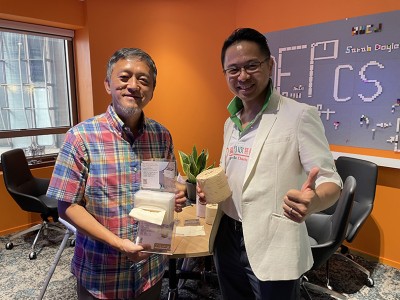 健力清潔器材公司董事長吳永新攜Dr.Dirt竹漿紙巾和施達CT微纖布出席愛回收慈善基金組織的綠色採購展銷會